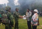 Satgas Yonif 742/SWY Hadir di Tengah Duka Warga Tumbubur, Perkuat Kemanunggalan TNI dan Rakyat di Lanny Jaya