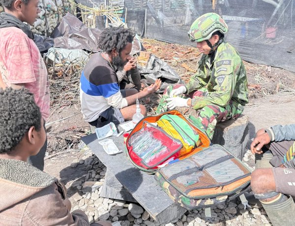 TNI Hadir di Pedalaman Papua: Satgas Rawat Infeksi Menahun Warga Kuyawage